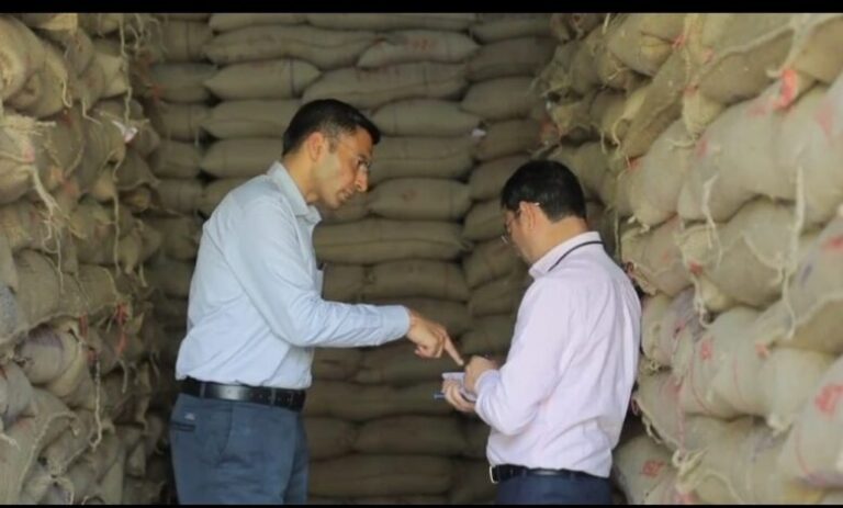 वीडियो: डीएम ने आरएफसी गोदाम पर मारा छापा, कई कुंतल अनाज का सैंपल फेल, लगाई रोक